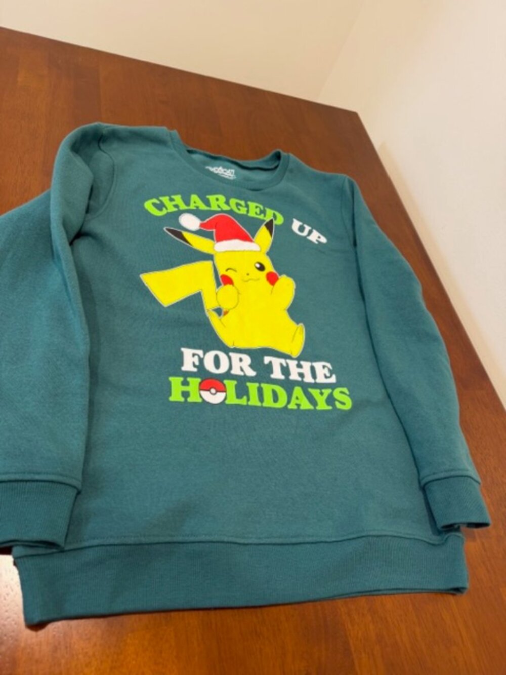 Pokémon Pikachu Charged Up For The Holidays Green Sweatshirt Kids XL.